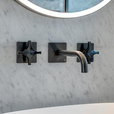 Detail of the penthouse bathroom in Forte dei Marmi with Radomonte Dixi tapware in brushed PVD Carbon finish