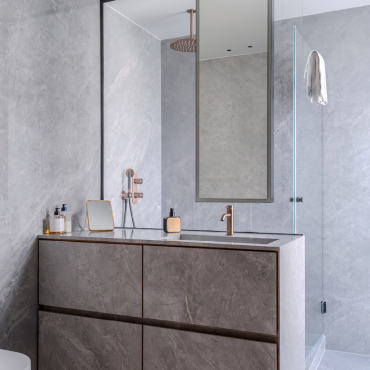 Main bathroom with integrated washbasin, textured cladding