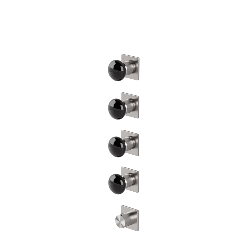 Thermostatic mixer with 4 manifolds