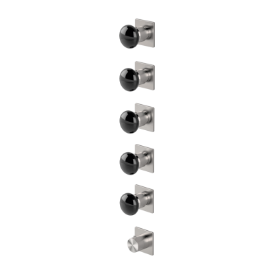 Thermostatic mixer with 5 manifolds