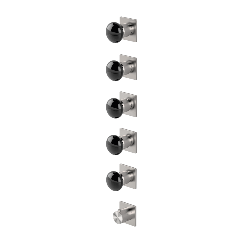 Thermostatic mixer with 5 manifolds