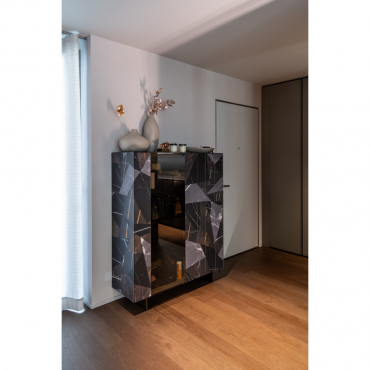 Storage unit with textured fronts and matching top